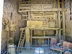 Machine ayant servi à tamiser l'ocre calcinée.