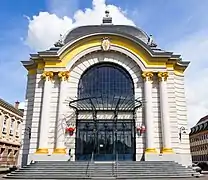 La salle des fêtes rénovée sous une journée printanière, 2018.