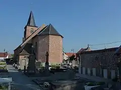 L'église et le cimetière avec des tombes de la Commonwealth War Graves Commission