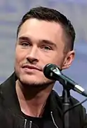 Sam Underwood interprète Adam.