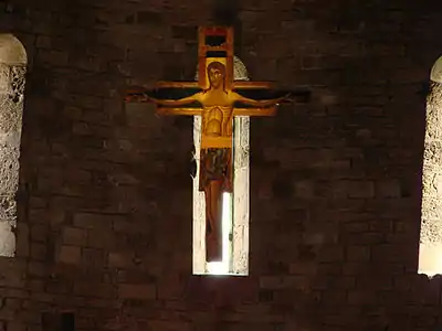 Croix peinte type Christus triumphans.