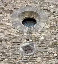 Oculus dessiné dans un mur en maçonnerie.