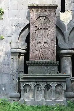 Khatchkar dressé sur piédestal, XIIIe siècle, gavit, monastère de Sanahin,.