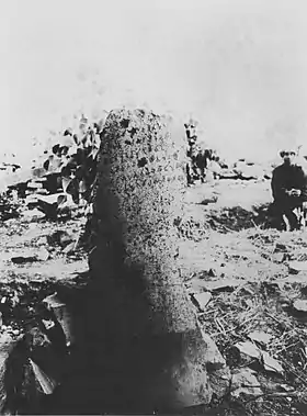 Fragment de l'édit du schisme, sur le pilier d'Ashoka de Sanchi, en 1913, plus de 2000 ans après son inscription.