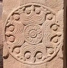 Motif formé de triratnas.