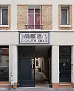 Ancienne enseigne « Sanitaire Omnia » au no 103.