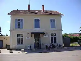 Le bâtiment désaffecté de la gare de Santenay-les-Bains, qui abrite maintenant l'office de tourisme.