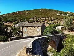 Moulin de Salti et pont sur la D 62.