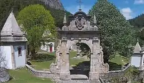Photo d'un porche en pierre avec plusieurs petites chapelles blanches