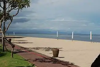 Plage de Sanur, avec vue en direction du Mont Agung (dissimulé par les nuages)