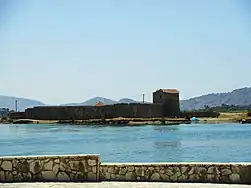 Vue du château depuis l'autre côté du canal de  Vivari (en).