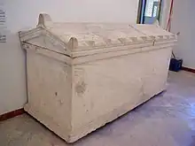 Grand sarcophage de marbre.