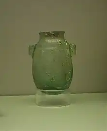 Petite jarre en verre translucide inscrite au nom de Sargon II (722-705 av. J.-C.), retrouvée dans le palais nord-ouest de Nimroud. British Museum.