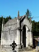 Dans le cimetière, chapelle funéraire de la famille du Cheyron du Pavillon.