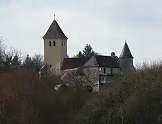 Le manoir de Sarrazac et l'église.