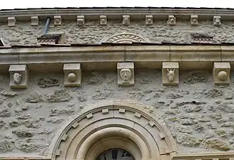 Détail des modillons de l'église.