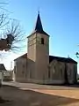 L'église avec son clocher, non en façade, mais accolé au flanc gauche de l'abside.