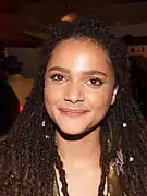 Sasha Lane dans le rôle de la Chasseuse C-20