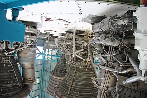 Quatre moteurs F-1 montés sur leur structure de poussée.