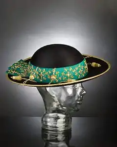 Saturne (Cappello Romano) d’un archevêque serti de riches broderies en fil d’or et cantilles/bouillon