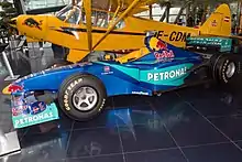 Vue de côté d'une monoplace bleue et turquoise