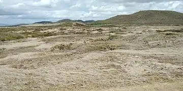 Le Morne des Pétrifications domine le site.