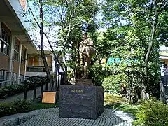 École Kyoto Gakuen et sa statue d'Eiji Sawamura, joueur de baseball célèbre qui y a étudié