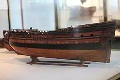 maquette en bois d'un bateau sans voile