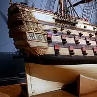 Le gouvernail surplombé du gaillard arrière, où se réunissent et où sont logés les officiers.