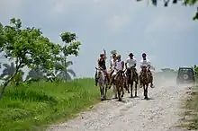 Photo d'un groupe de cavaliers blancs, vus de face.
