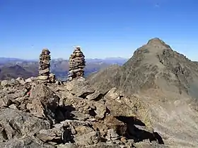 Vue du Schwarzhorn à partir du Radüner Rothorn (3 022 m) ; la ville de Davos est visible entre les cairns.