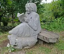 Madame Desbassayns lisant le Code noir de 1723. Sculpture de Marco Ah-Kiem.