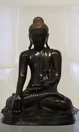 Bouddha assis, touchant la terre. Birmanie ou Myanmar. Bronze et verre, XIXe siècle.