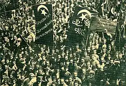 Manifestation, les drapeaux portent l'étoile et le croissant, avec des inscriptions en alphabets arabe et arménien.