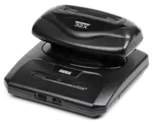 Photo d'une console noire sur laquelle est installé un périphérique pouvant recevoir une cartouche