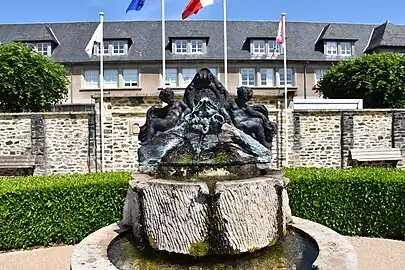 La fontaine de la place de la mairie.