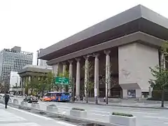 photographie d'un grand bâtiment de style brutaliste.