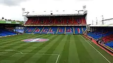 Photographie d'un stade.