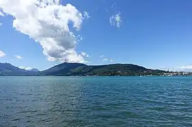 Le Semnoz vu depuis Annecy-le-Vieux de l'autre côté du lac d'Annecy au nord-nord-est.