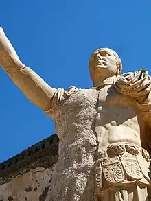 Haut de statue, homme bras levé, torse en cuirasse