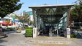 Une bouche d'accès à la station.