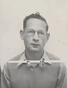 Photo en noir et blanc. Visage d'un homme portant des lunettes.