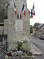 Monument aux morts, vue latérale, plaque commémorant les 32 soldats.