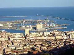 Une partie des quais du port de commerce en 2006 (avant démolition des silos et réaménagement de la zone pour accueillir ferries et paquebots).