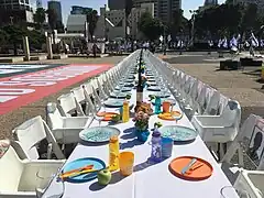 Table de Shabbat dressée sur la place du musée des beaux-arts de Tel Aviv avec 200 sièges vides (20 octobre 2023).