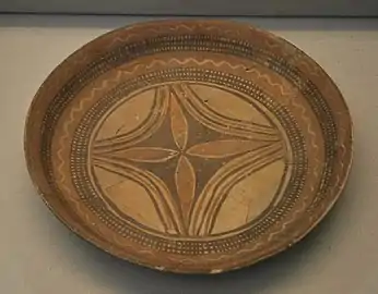 Plat à décor peint, Halaf récent (v. 5600 - 5200 av. J.-C.), Tell Arpachiyah. British Museum.