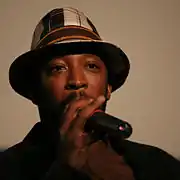 Shaun Parkes interprète le Capitaine Radic.