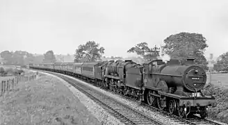 La 40563 assiste une Pacific du Southern Railway en tête d'un express de Nottingham à Bournemouth sur la ligne du Somerset & Dorset (1959).