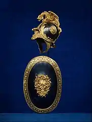 Casque et bouclier décoratifs imitant le style classique (Paris, v. 1760-1770)