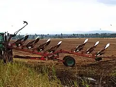 Charrue réversible semi-portée à sept corps en position transport, 2008